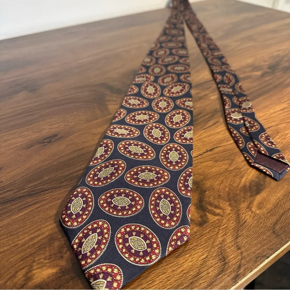 Elegant Patterned Tie in Blue and Red‎